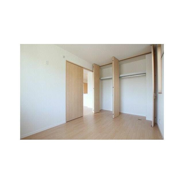 ５．２帖の洋室です。ハンガーパイプ付きのクローゼットがあります。