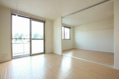 １１．４帖のＬＤＫと６．４帖の洋室です。スライディングスクリーンで仕切れる間取りになっています。窓…