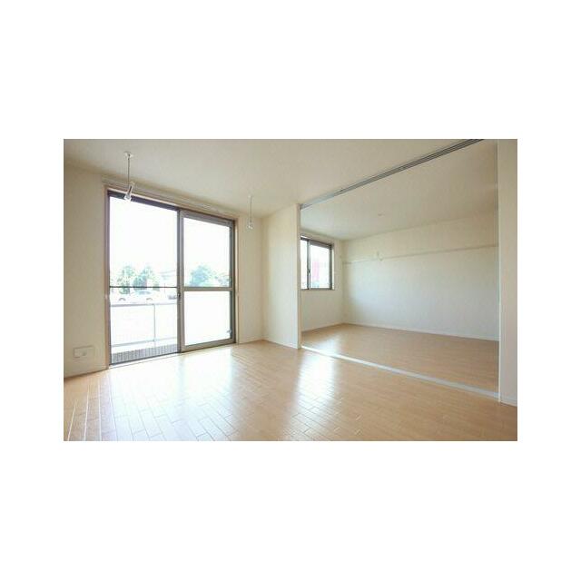 １１．４帖のＬＤＫと６．４帖の洋室です。スライディングスクリーンで仕切れる間取りになっています。窓…