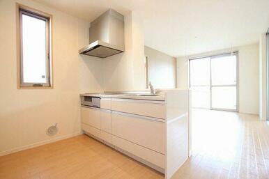 リビングを見渡せるカウンタータイプのキッチンです。