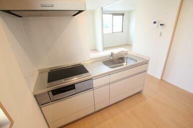 ３口コンロ・グリル付のＩＨクッキングヒーター仕様のシステムキッチンです。