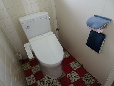 女性用お手洗いの中にございます、洋式トイレです（計２台）。