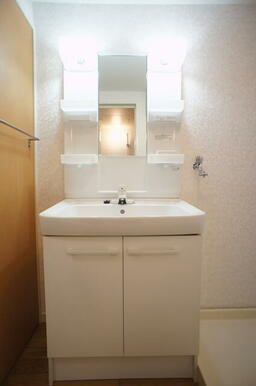 洗面台は人気の独立タイプ！毎日のお出かけ準備もラクラクです☆
