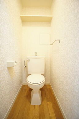 上部収納棚あり！トイレ内で必要なものはこちらへ収納可能♪