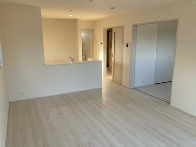 くつろぎスペースとしてはもとより、リビングに学習やテレワークのスペースを設けるご家庭も増えています（3号棟）