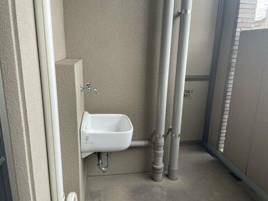 バルコニーには便利なスロップシンクを完備。掃除用具の洗浄やガーデニング、靴洗いなど、屋外作業に重