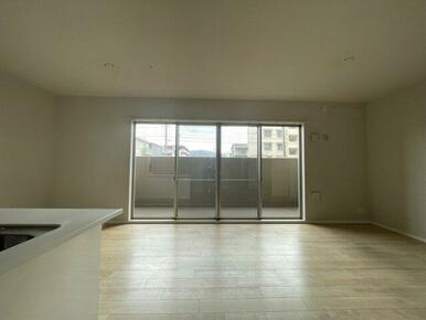南向きバルコニーに面したリビングは、心地よい自然光がたっぷり入る明るい空間。視線の抜ける開放感と、落