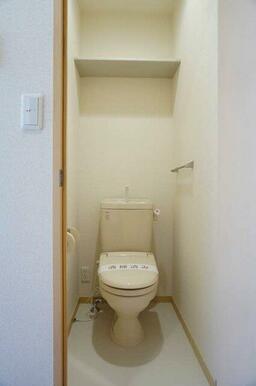 【トイレ】上部には棚が有りますので、スペースを有効にご利用頂けます☆