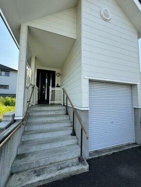 階段は緩やかで、手すり付き。