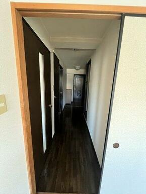 和室から玄関を見た様子です