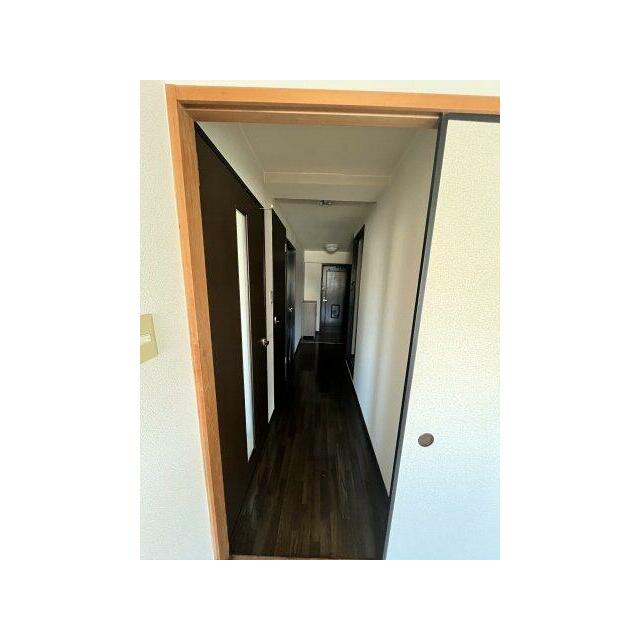 和室から玄関を見た様子です