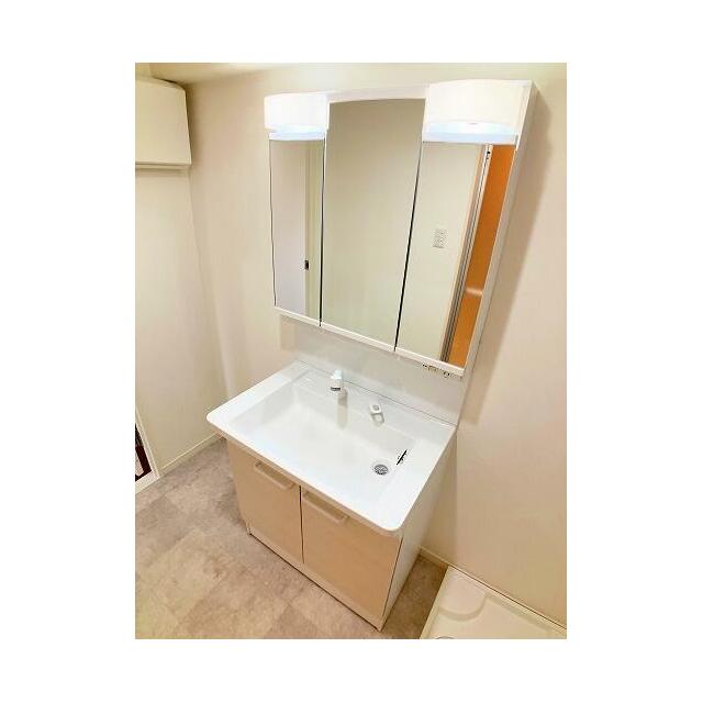 新品の洗面化粧台はシャワー機能付きでお手入れしやすい仕様です