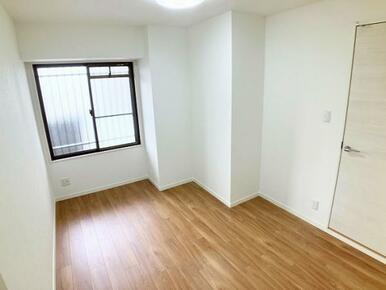 北西側洋室は新品のフローリング張りやクロスの交換を行いました