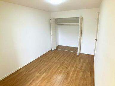 中央洋室　収納