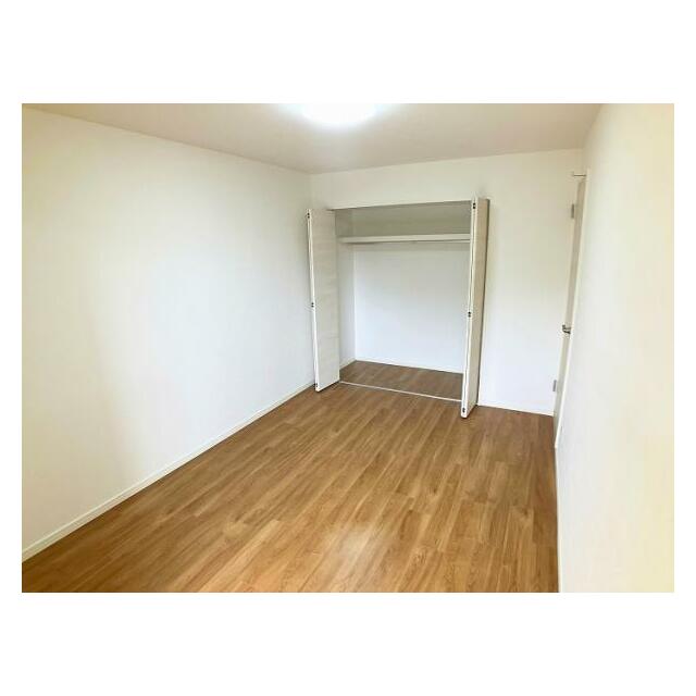 中央洋室　収納