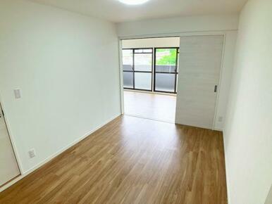 中央洋室はリビングと続き間になっており開放するとより広くお使い頂けます