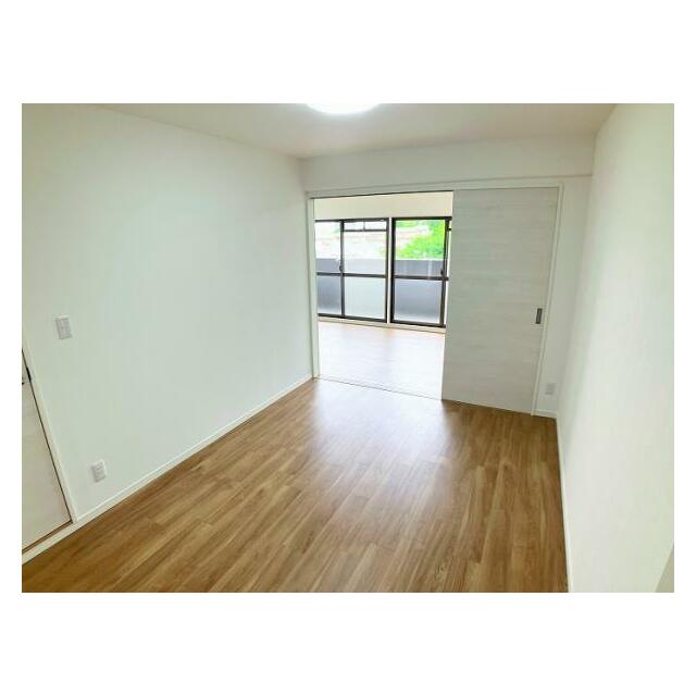 中央洋室はリビングと続き間になっており開放するとより広くお使い頂けます