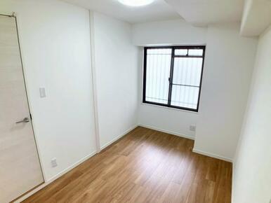 北東側洋室は新品のフローリング張りやクロスの交換を行いました