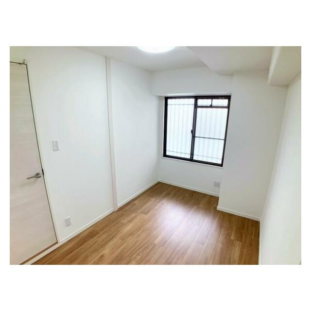 北東側洋室は新品のフローリング張りやクロスの交換を行いました