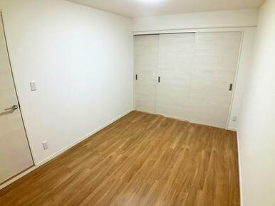 中央洋室は元々の和室を洋風にリフォームしました