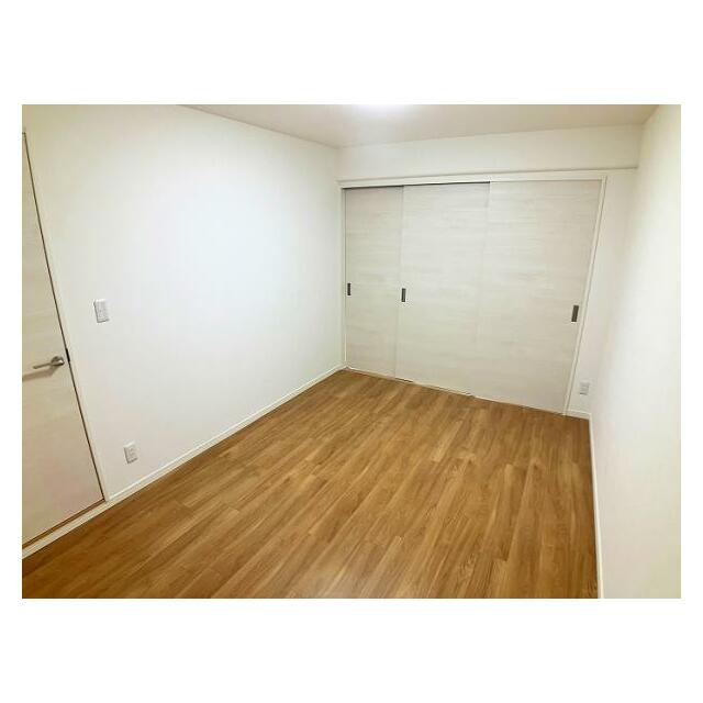 中央洋室は元々の和室を洋風にリフォームしました