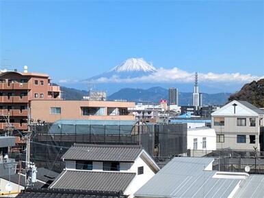 北西向きのルーフバルコニーです。眺望が良いのはもちろん、天気の良い日は富士山が望めます。