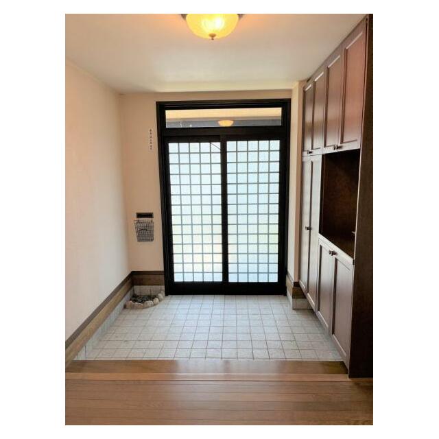 広々と落ち着きのある玄関。
