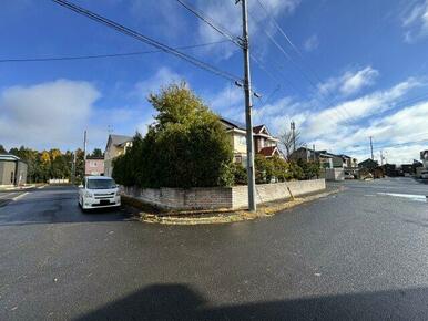 三方角地で南西向き日当たり良好。