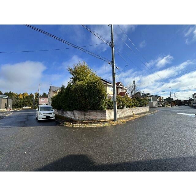 三方角地で南西向き日当たり良好。