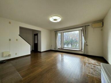 リビングは出窓になっております。