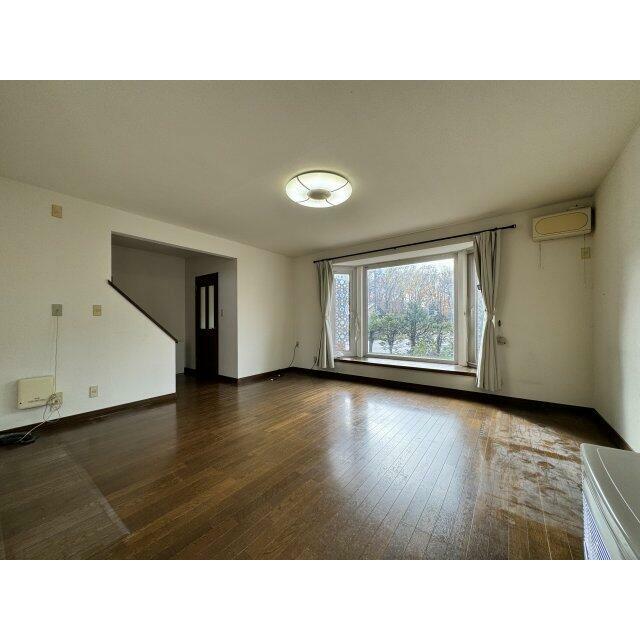 リビングは出窓になっております。