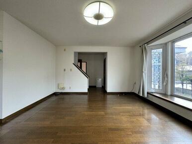 反対側に和室がございます。