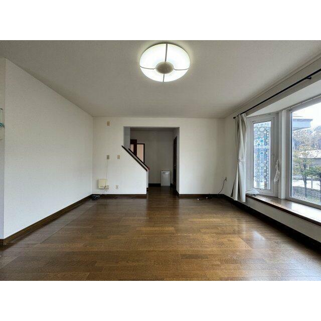 反対側に和室がございます。