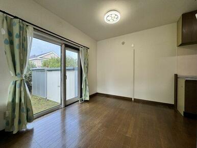 キッチン横にダイニングを置けるスペースあり。