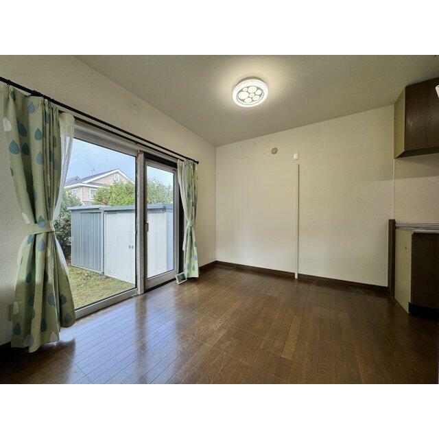 キッチン横にダイニングを置けるスペースあり。