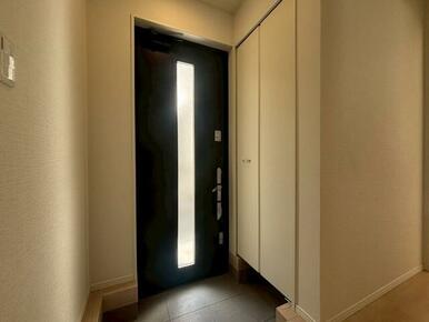 玄関には大容量の下駄箱あり！ ご家族全員の靴を入れても余裕がありそうですね！