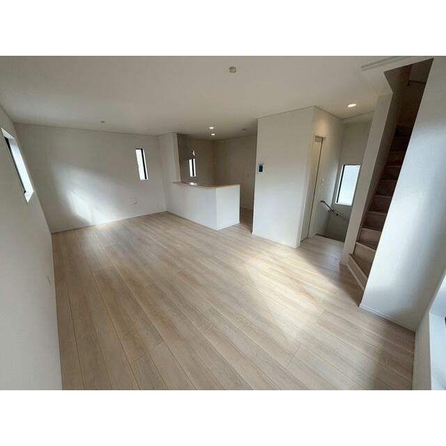 17.6帖の明るいリビングです。 カウンターキッチンなので家事をしながらご家族の様子が見渡せます☆