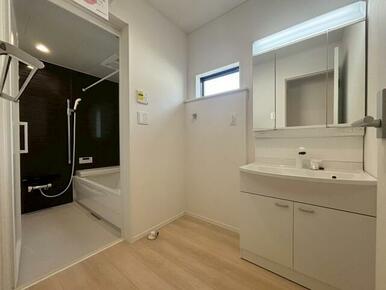 広々とした使いやすい洗面スペースです。三面鏡の裏にも収納あり☆