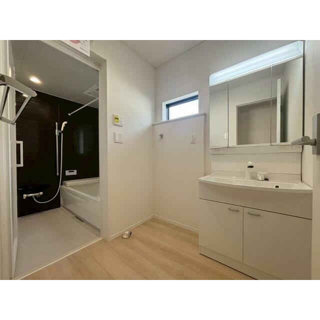 広々とした使いやすい洗面スペースです。三面鏡の裏にも収納あり☆