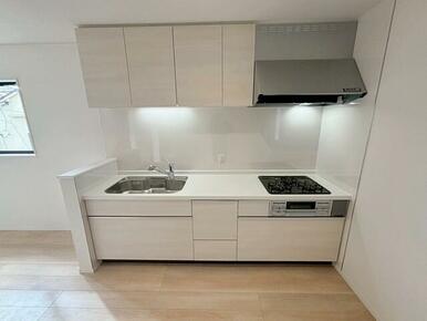 料理がしやすい広々キッチン！ 作業スペースにコンセントもあってとっても便利です♪ 毎日の料理も楽しくできそうですね。 大型スライド収納、床下収納付きで収納力豊富です。