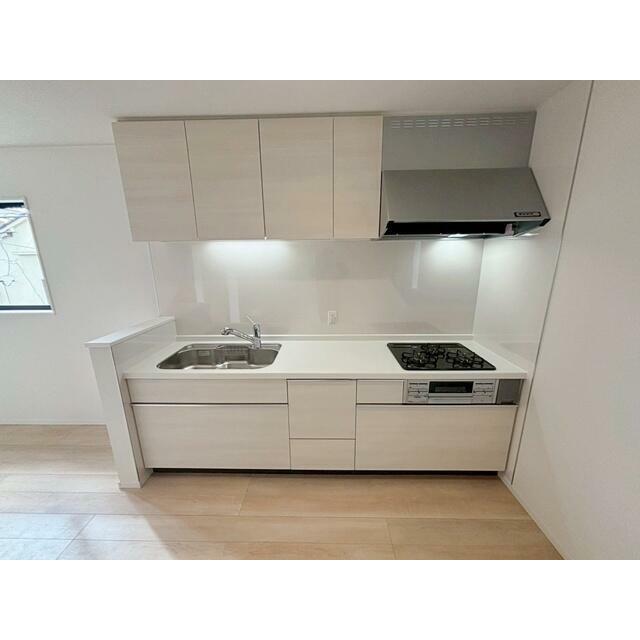 料理がしやすい広々キッチン！ 作業スペースにコンセントもあってとっても便利です♪ 毎日の料理も楽しくできそうですね。 大型スライド収納、床下収納付きで収納力豊富です。