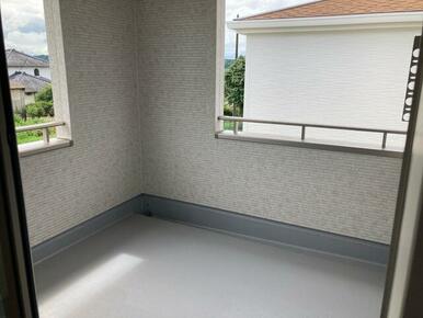 開放感あふれるバルコニーで深呼吸！（2号棟）