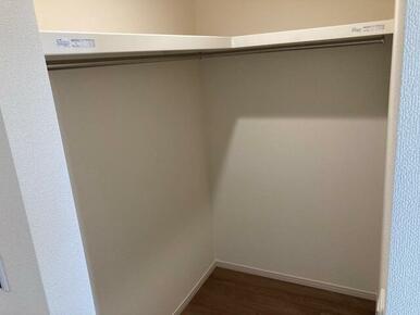 お洋服好きならコーディネートに悩むのも楽しみのひとつ（2号棟）