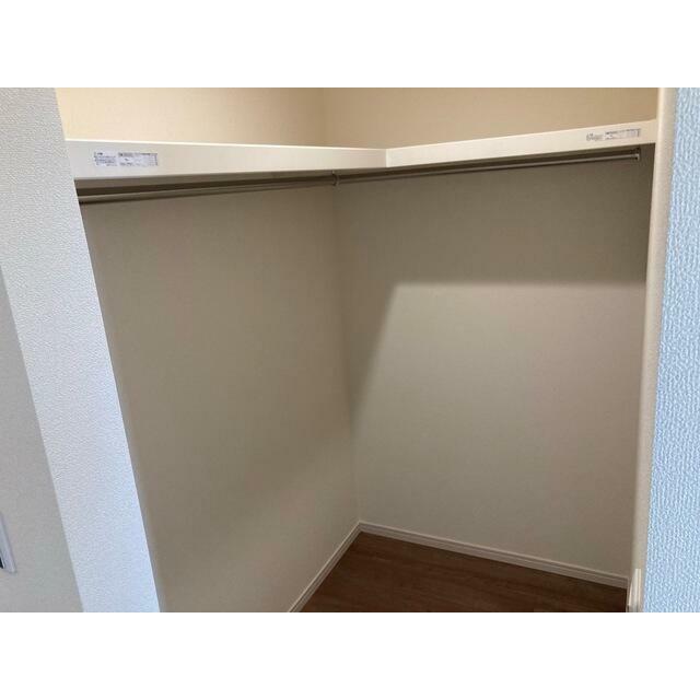 お洋服好きならコーディネートに悩むのも楽しみのひとつ（2号棟）