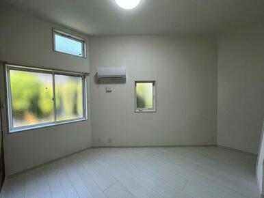 角部屋につき二面採光です（※写真は同間取り1階のお部屋）