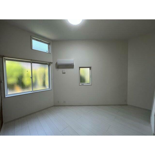 角部屋につき二面採光です（※写真は同間取り1階のお部屋）