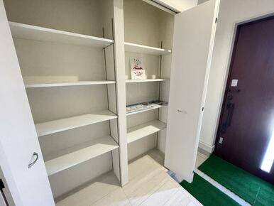 天気や用途に合わせた靴選びも楽々、シューズクローゼット設置（2号棟）