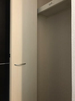 廊下にも収納付