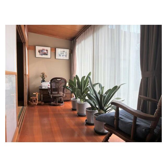 応接室からも、和室からも縁側に行くことができます。あるとうれしい階段下収納には掃除機などが収納可能。