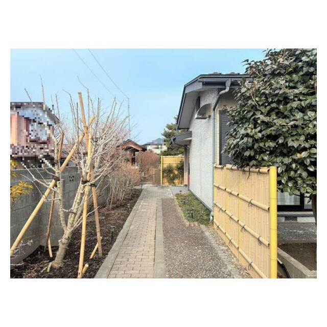 玄関アプローチは美しく整備されています。